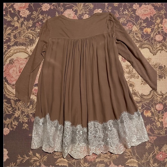 Élégant Nutmeg Blouse with Finishes of Wide Lace Trim   size XS-SM - Picture 7 of 16